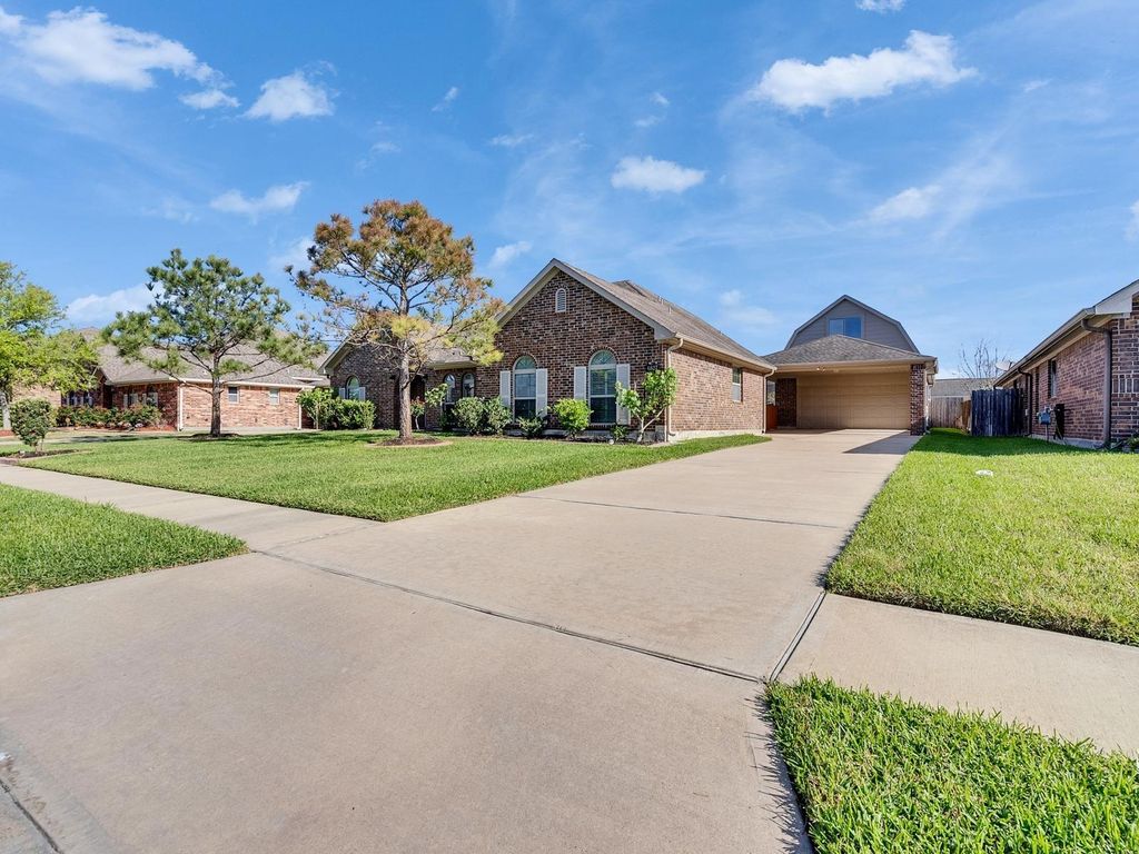 6827 Davy Crockett Drive, Manvel, TX 77578