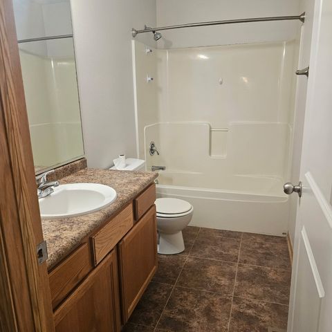 1111 Fieldstone Lane, Pleasant Hill, IA 50327