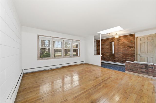 6N879 Dunham Road, Wayne, IL 60184