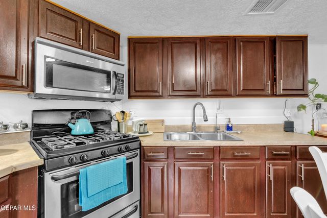 10771 Wilton Place, Socorro, TX 79927