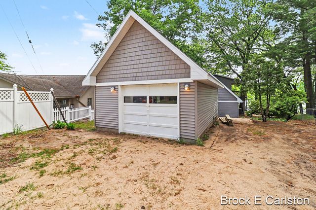 7880 W Lake Road, Holton Twp, MI 49457