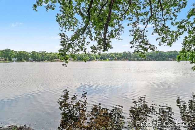 7880 W Lake Road, Holton Twp, MI 49457