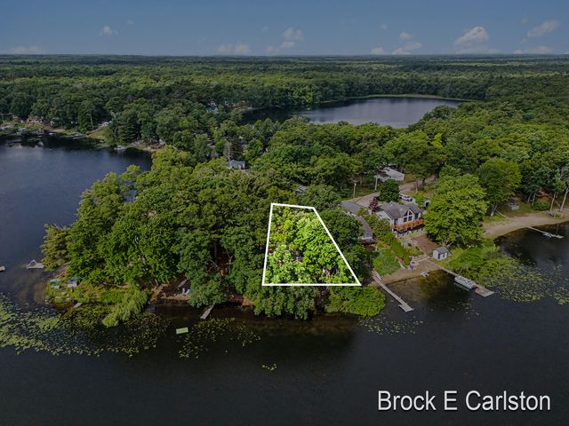 7880 W Lake Road, Holton Twp, MI 49457