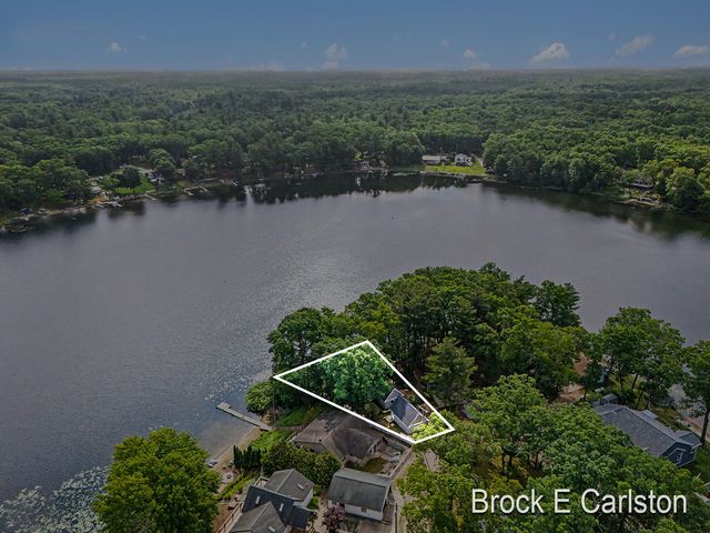 7880 W Lake Road, Holton Twp, MI 49457