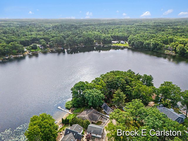7880 W Lake Road, Holton Twp, MI 49457