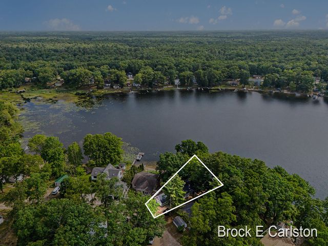 7880 W Lake Road, Holton Twp, MI 49457