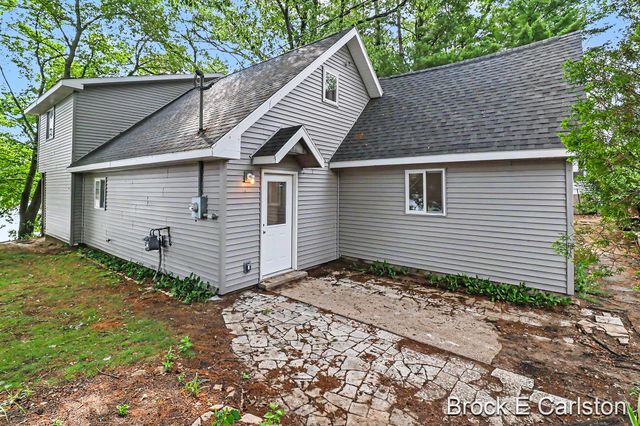 7880 W Lake Road, Holton Twp, MI 49457