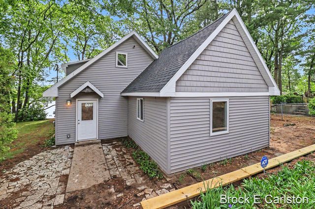 7880 W Lake Road, Holton Twp, MI 49457