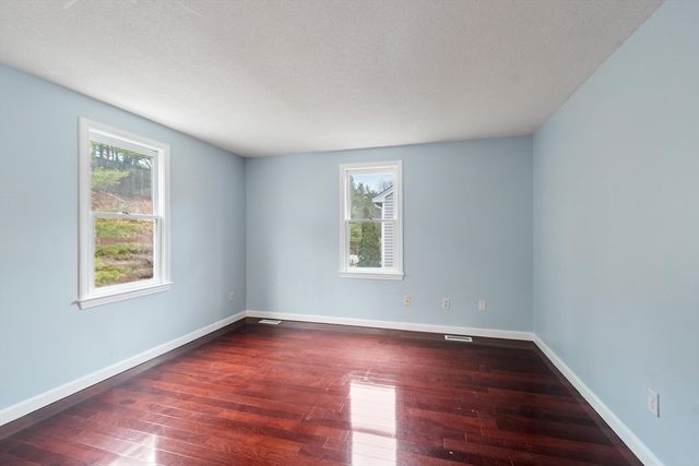 29 Lamplighter Lane, Chelmsford, MA 01863