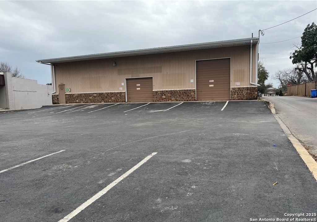 701 E Court, Seguin, TX 78155