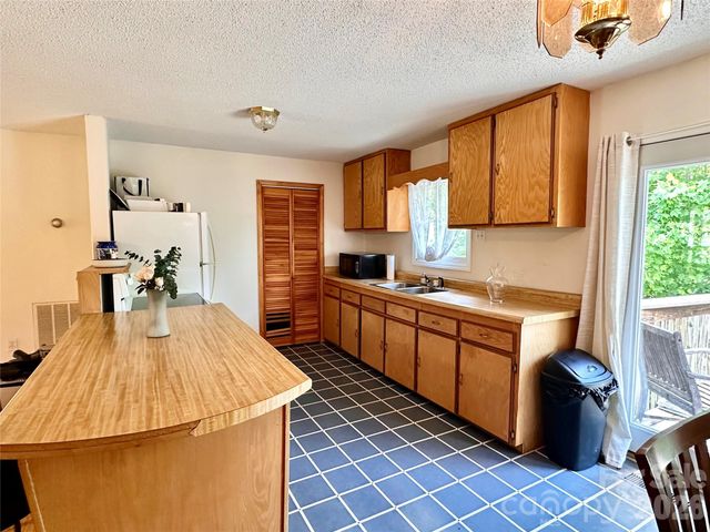 422 US Highway 19E Highway, Spruce Pine, NC 28777
