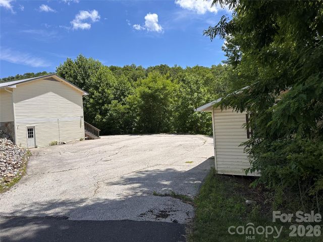 422 US Highway 19E Highway, Spruce Pine, NC 28777