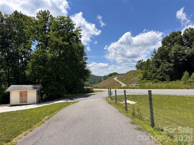 422 US Highway 19E Highway, Spruce Pine, NC 28777