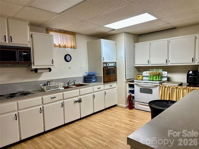 422 US Highway 19E Highway, Spruce Pine, NC 28777