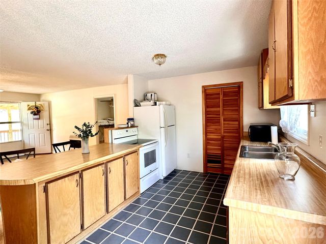 422 US Highway 19E Highway, Spruce Pine, NC 28777