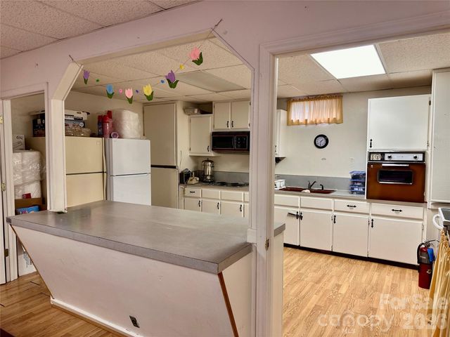422 US Highway 19E Highway, Spruce Pine, NC 28777