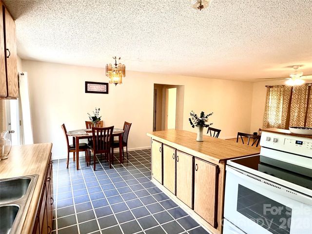 422 US Highway 19E Highway, Spruce Pine, NC 28777