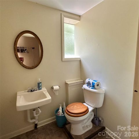 422 US Highway 19E Highway, Spruce Pine, NC 28777