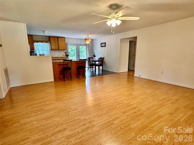 422 US Highway 19E Highway, Spruce Pine, NC 28777