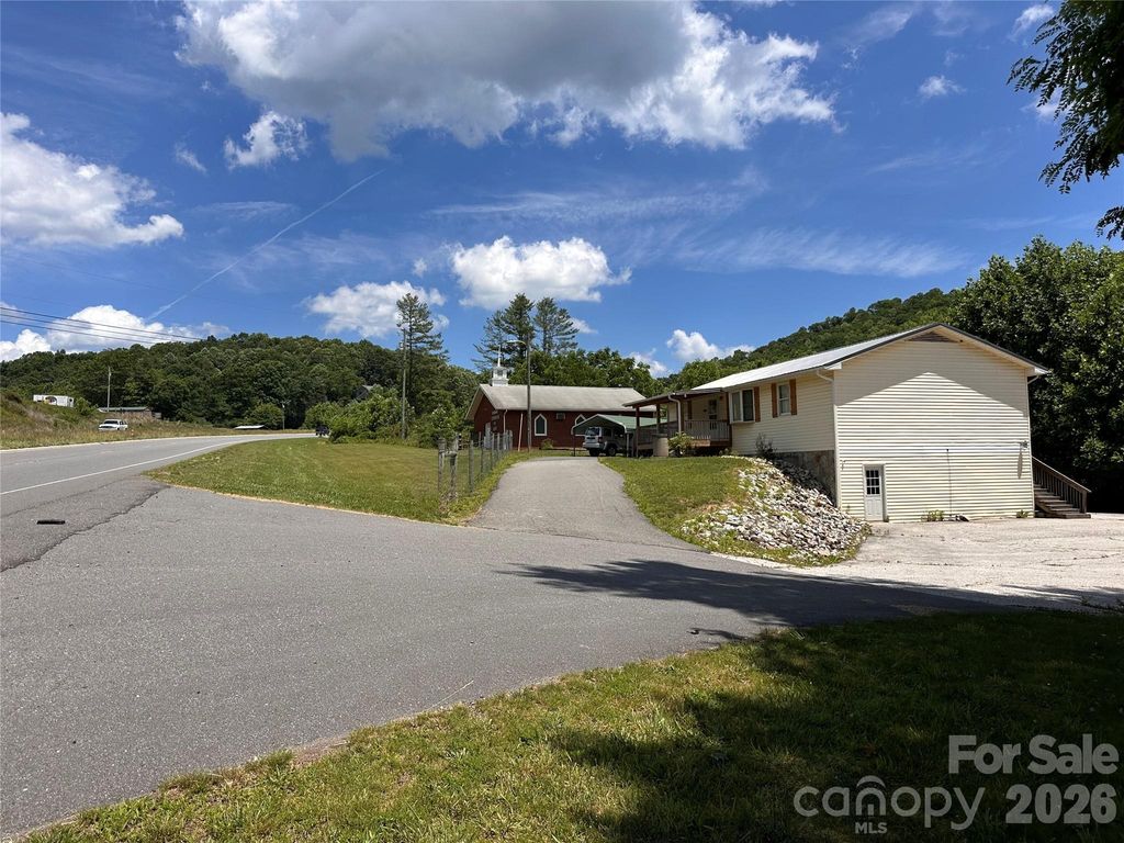 422 US Highway 19E Highway, Spruce Pine, NC 28777
