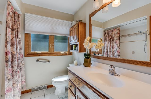 7706 Hayenga Lane, Darien, IL 60561