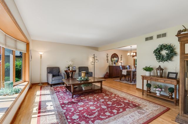 7706 Hayenga Lane, Darien, IL 60561