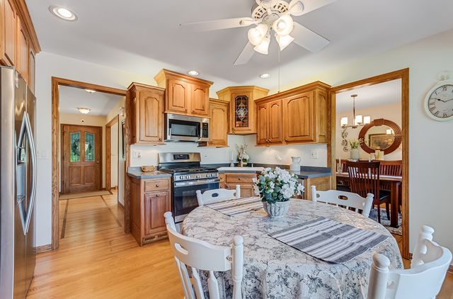 7706 Hayenga Lane, Darien, IL 60561