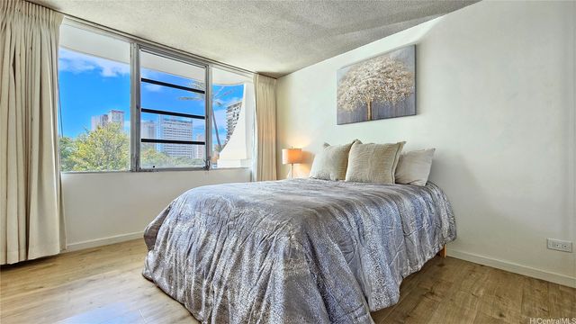 2825 S King Street 201, Honolulu, HI 96826