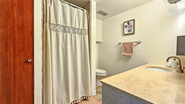 2825 S King Street 201, Honolulu, HI 96826