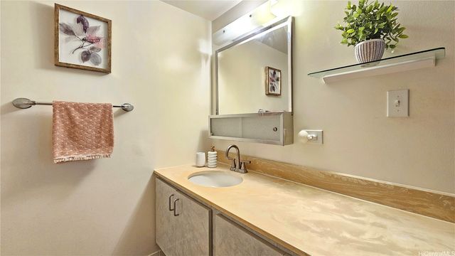 2825 S King Street 201, Honolulu, HI 96826