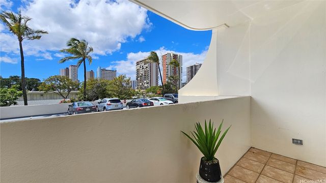 2825 S King Street 201, Honolulu, HI 96826
