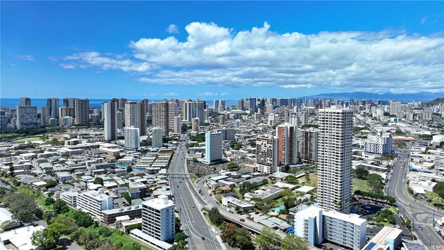 2825 S King Street 201, Honolulu, HI 96826