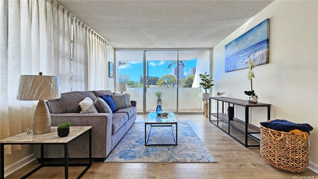 2825 S King Street 201, Honolulu, HI 96826