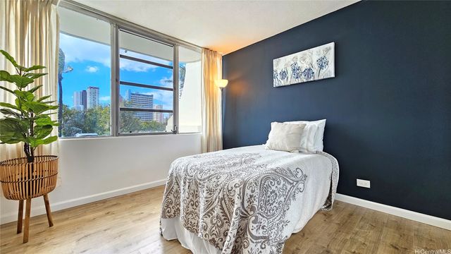 2825 S King Street 201, Honolulu, HI 96826