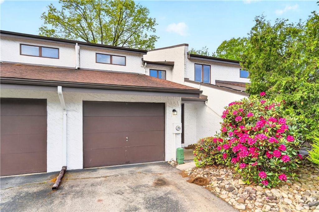 802 Casa Vita Dr, Hempfield Twp, PA 15601