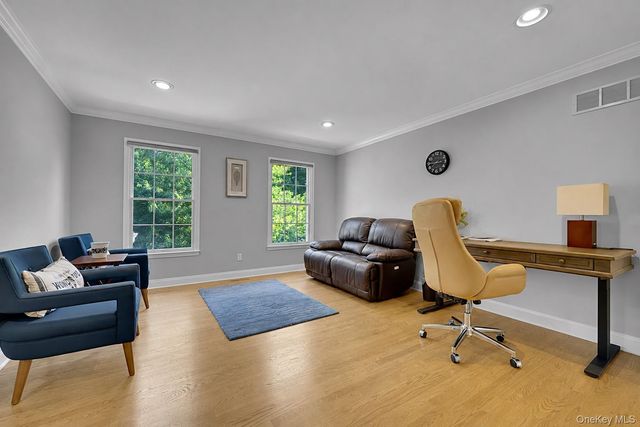 16 Eagle Court, White Plains, NY 10605
