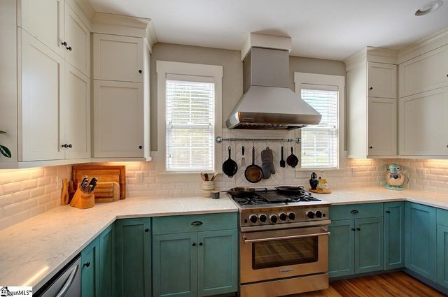 10 Hunters Landing Drive, Greer, SC 29651