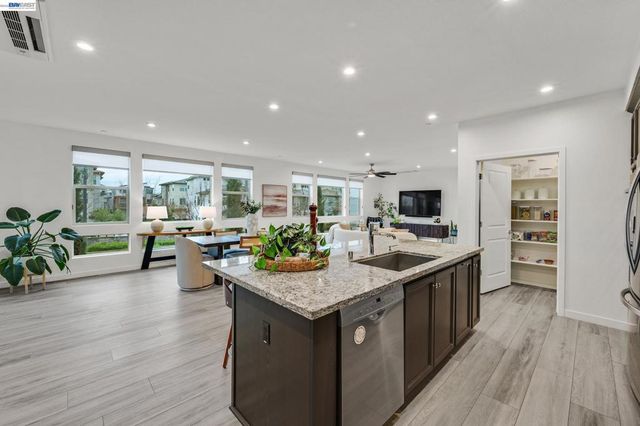 5630 Central parkway unit 202 202, Dublin, CA 94568