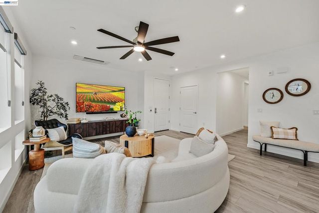 5630 Central parkway unit 202 202, Dublin, CA 94568