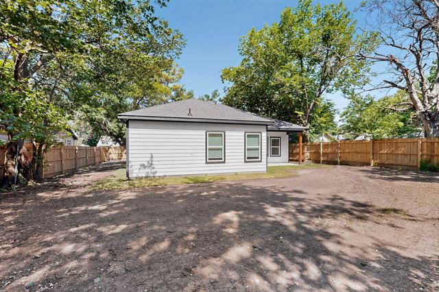 724 N Clements Street, Gainesville, TX 76240