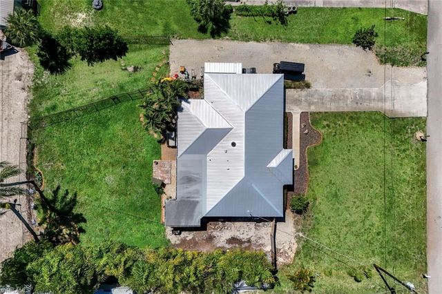 20621 Pine Tree LN, Estero, FL 33928