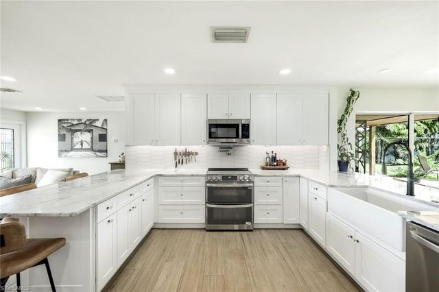 20621 Pine Tree LN, Estero, FL 33928