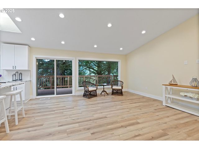 889 OLALLA Rd, Toledo, OR 97391