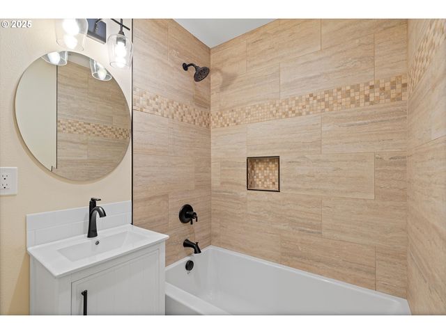 889 OLALLA Rd, Toledo, OR 97391