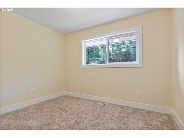 889 OLALLA Rd, Toledo, OR 97391