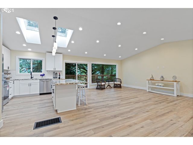 889 OLALLA Rd, Toledo, OR 97391