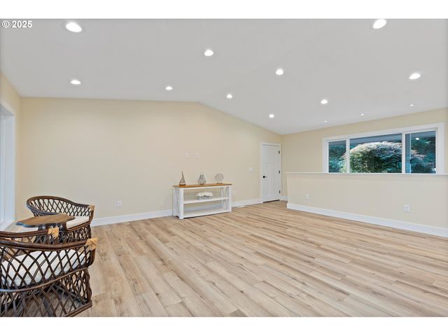 889 OLALLA Rd, Toledo, OR 97391