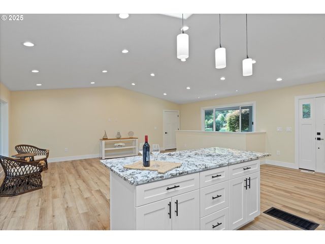 889 OLALLA Rd, Toledo, OR 97391