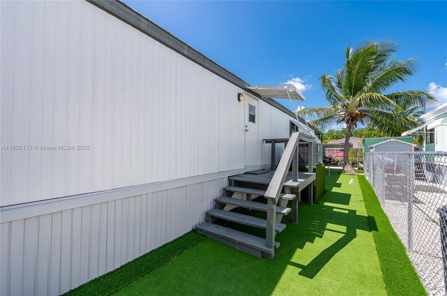 456 Bowie Ln, Key Largo, FL 33037