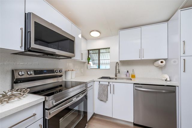 456 Bowie Ln, Key Largo, FL 33037